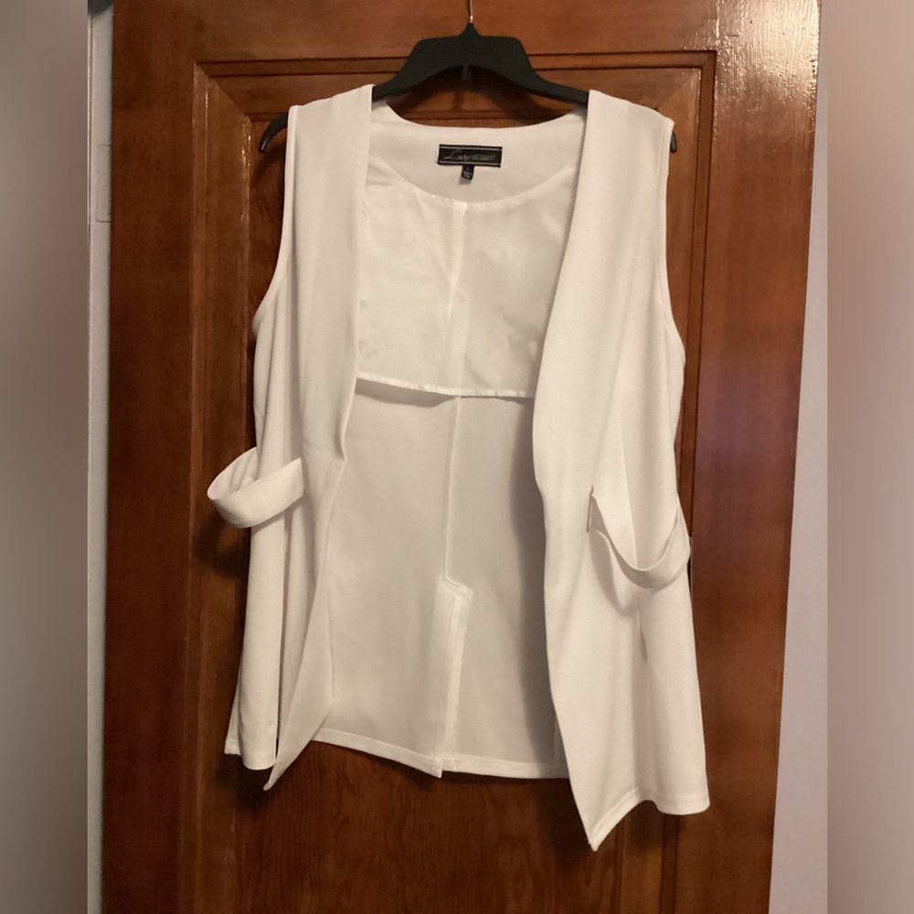 Love University white vest - size L
